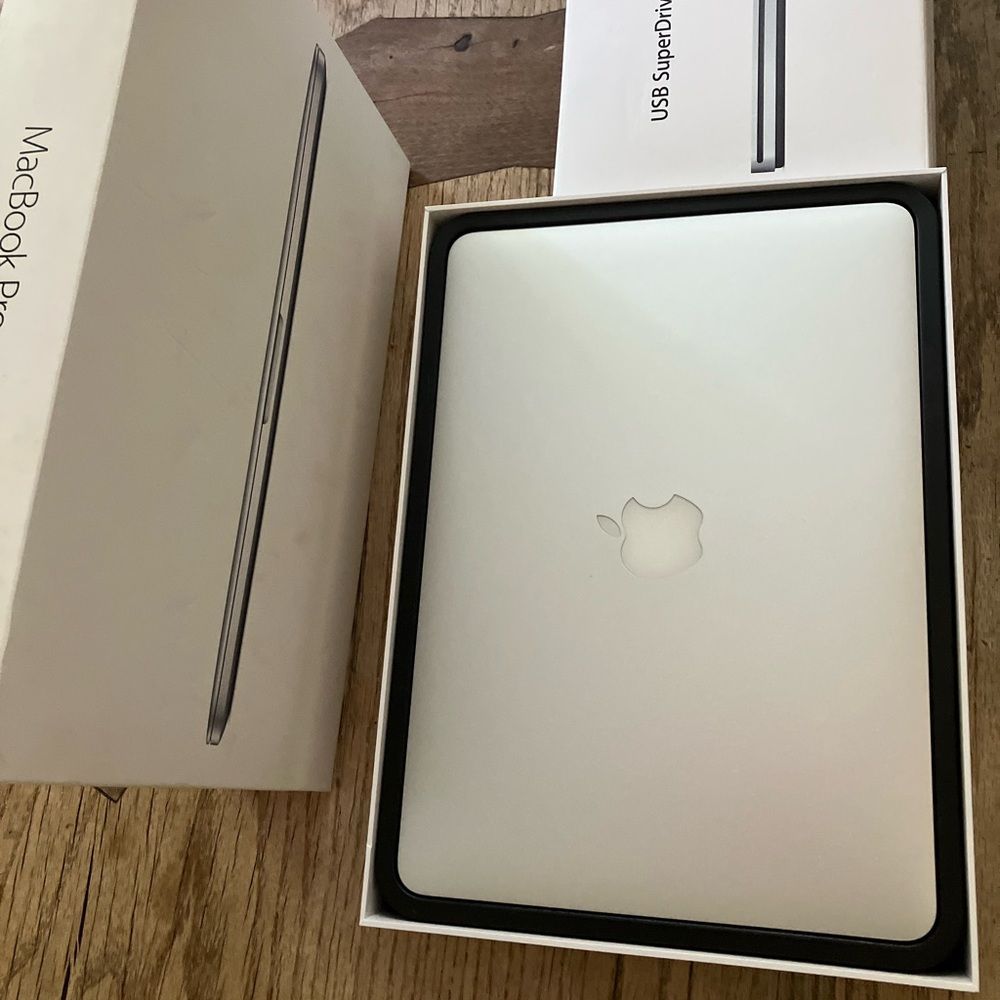 Apple Silver MacBook Pro Laptop plus extra cd rom.